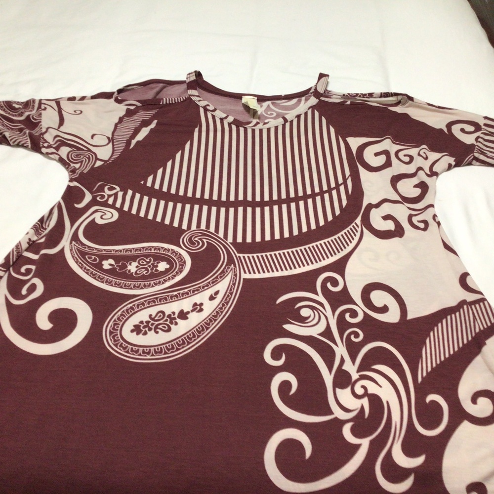 Crepas unique colors and pattern blouse. Exposed shoulders  size L